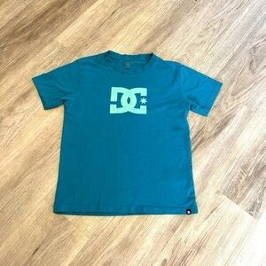 🛍️ 2/$12
DC boys size 12 short sleeve tee shirt top in EEUC. Great colour.